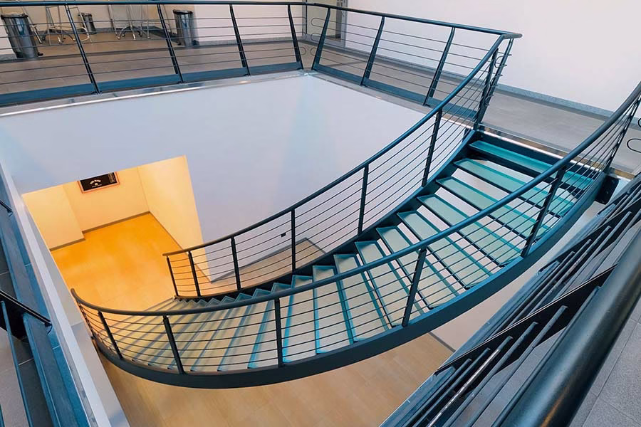 SCALA IN TUBOLARI CURVI